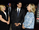 Посол США в Израиле Дан Шапиро и его жена Джулия Фишер встречают Хиллари Клинтон в аэропорту имени Бен-Гуриона. 16 июля 2012 года