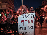 Среди участников акции в Иерусалиме выделялся немолодой мужчина с плакатом: "Отчаяние сжигает. Кто следующий в очереди?"