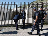 Палестинские полицейские около гробницы Йосефа в Шхеме