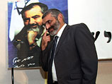 Михаэль Бен-Ари рядом с портретом Меира Кахане