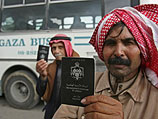 Жители сектора Газы предъявляют временные паспорта подданных Хашимитского королевства Иордания