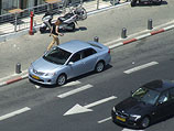 Решение наказать жителя Холона, припарковавшего свою машину у бордюра с красно-белой разметкой, было принято с формулировкой "за напрасную трату времени суда"