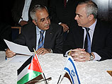 Договор, призванный облегчить финансовое положение Палестинской национальной администрации, подписан премьер-министром ПНА Саламом Файядом и министром финансов Израиля Ювалем Штайницом