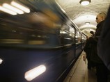 Мужчина прыгнул под поезд петербургского метро, вылез из-под вагона и убежал