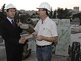 Мэр Иерусалима Нир Баркат и Раджай Сандука возле пушки в Иерусалиме. 02.08.2012
