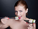 Ресторан Либермана предложил гостям суши, поданные на обнаженном теле