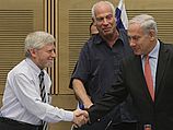 Госконтролер Йосеф Шапира, глава комиссии Кнессета по госконтролю Ури Ариэль и премьер-министр Биньямин Нетаниягу