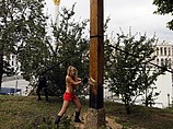 Активистки FEMEN спилили крест в поддержку Pussy Riot. Киев, 17.08.2012