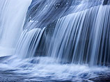Новобрачная из Канады, фотографирующаяся на фоне водопада, была унесена потоком (иллюстрация)