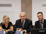 Премьер-министр Биньямин Нетаниягу посетил вместе с министром просвещения Гидеоном Сааром специальный штаб министерства и проверил готовность к новому учебному году