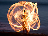 Уайт Бич (Белый Пляж) на острове Боракай (Филиппины) знаменит своими ночными огненными шоу и фейерверками