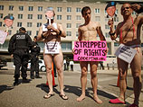 Активисты Code Pink во время "голой" акции протеста