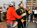 Благотворительная акция в Лондоне: принц Эндрю спустился по веревке с небоскреба 