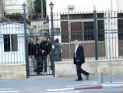 Израильтянин приковал себя наручниками к воротам посольства России в Тель-Авиве