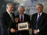 Премьер-министр Израиля Биньямин Нетаниягу, глава Банка Израиля Стэнли Фишер и министр финансов Юваль Штайниц