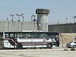 За забором безопасности остались 18 мужчин. Израиль настаивает на том, что все они должны обратиться к властям Египта с просьбой о предоставлении убежища