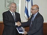 Глава статистического бюро Израиля профессор Шломо Ицхаки передал годовой отчет за прошедший год премьер-министру Бинямину Нетаниягу