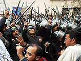 Египетская полиция разогнала манифестантов, собравшихся у здания американского посольства в Каире