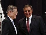Министр обороны США Леон Панетта и его японский коллега Сатоши Моримото 