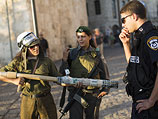 В среду, 19 сентября, несколько граждан Канады, одетых в "военную форму", устроили акцию молчаливого протеста около Яффских ворот, под стенами Старого города Иерусалима