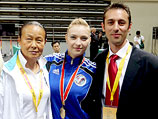 Слева направо: Рут Софер (Ли Рун Хуа), чемпионка мира Анастасия Кирилюк и судья Цви Звирин