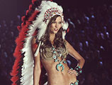 Карли Клосс на показе Victoria's Secret. Нью-Йорк, 7 ноября 2012 года