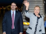 В Израиль прибыла госсекретарь США Хиллари Клинтон (слева &#8211; посол США в Израиле Дан Шпиро), 20 ноября 2012 г.