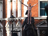 Дан Мотреску на памятнике принцу Георгу. Лондон, 23 ноября 2012 года