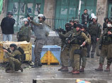 В Хевроне во время разгона толпы арабов, нападавших на военных. 13 декабря 2012 года