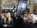 Акция FEMEN около посольства Египта в Париже. 15 декабря 2012 года