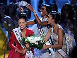 "Мисс Вселенная 2011" Лейла Лопес (Ангола) коронует "Мисс Вселенная 2012" Оливию Кульпо (США)