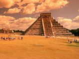 Десятки тысяч туристов отпраздновали в тени пирамид майя несостоявшийся конец света