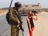 13-летняя палестинка Ахед Тамими замахивается на солдата ЦАХАЛа