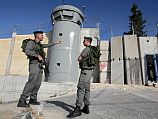 Израильские пограничники около иерусалимского разделительного забора