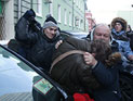 Целующихся ЛГБТ-активистов избили около Госдумы в Москве