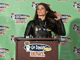 Гонщица Даника Патрик, выступающая в роли ведущей проекта Go Daddy Super Bowl