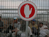 Палестинские рабочие ожидают прохода на территорию Израиля на КПП "Эйяль"