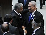 Биньямин Нетаниягу и Яир Лапид на первом заседании Кнессета 19-го созыва