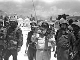 Главный раввин ЦАХАЛа Шломо Горен в окружении десантников трубит в шофар 7 июня 1967 года, в день освобождения Храмовой горы от иорданцев.