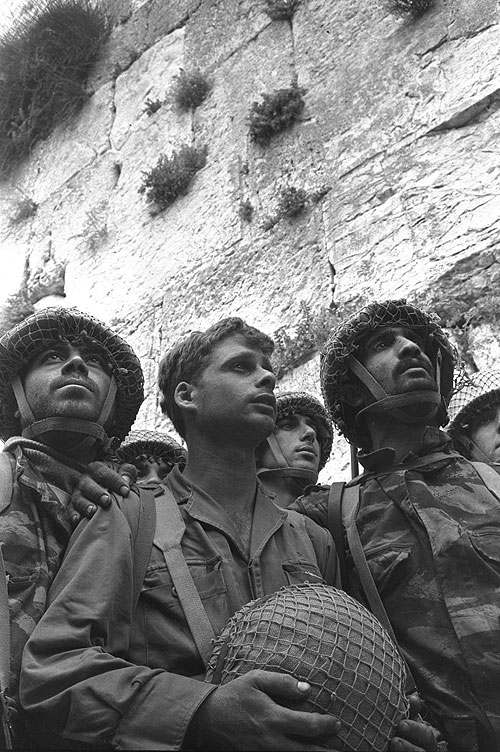 Десантники около Стены Плача. 1967-й год. Фото: Давида Рубингера 