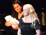 Минди Маккриди и ее первый сын Зандер в 2006-м году