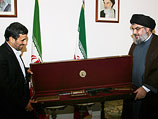 Хасан Насралла вручает президенту Ирана Махмуду Ахмадинеджаду "оружие сионистов". Бейрут, октябрь 2010-го года