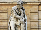 Статуя Жану-Франсуа Шампольону, установленная в Париже