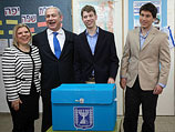 Семья Нетаниягу проголосовала на выборах. Иерусалим, 22 января 2013 года
