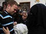 Джихад Машарауи и его жена с телом убитого сына. Газа, 15 ноября 2012 года