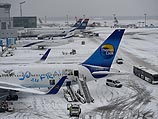 Сильные снегопады привели к транспортному коллапсу в Европе