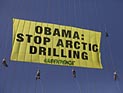 "Зеленые" забрались на Струнный мост в знак протеста против добычи нефти в Арктике