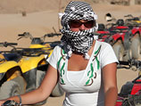 Стоянка квадроциклов в египетской пустыне (иллюстрация)