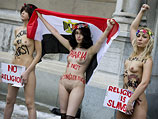 Акция FEMEN около посольства Египта в Стокгольме. В центре - Алия аль-Махди, справа - Инна Шевченко. 20 декабря 2012 года