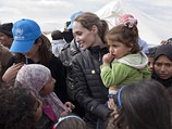 Анджелина Джоли и сирийские беженцы в Иордании. 2012 год
